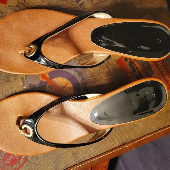 CABRIZI Black Patent Leather Kitten Heel Sandal - Picture 8 of 10